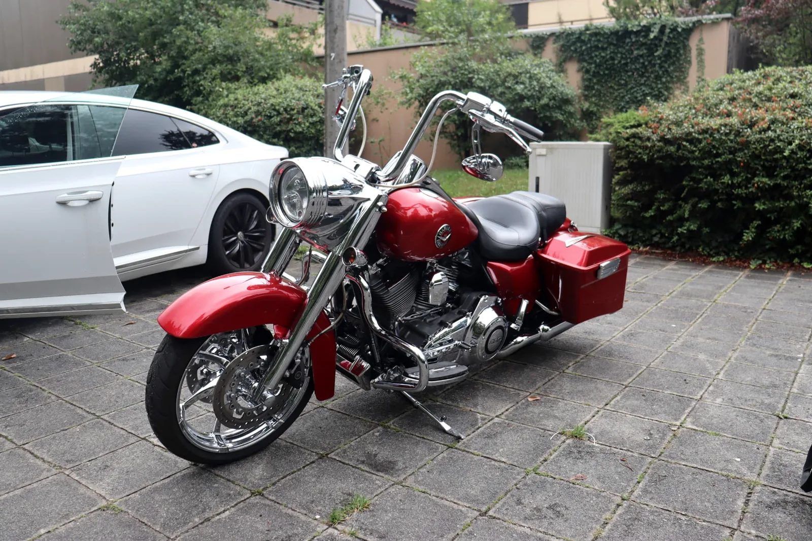 Harley-Davidson Road King in Rot bei der Begutachtung