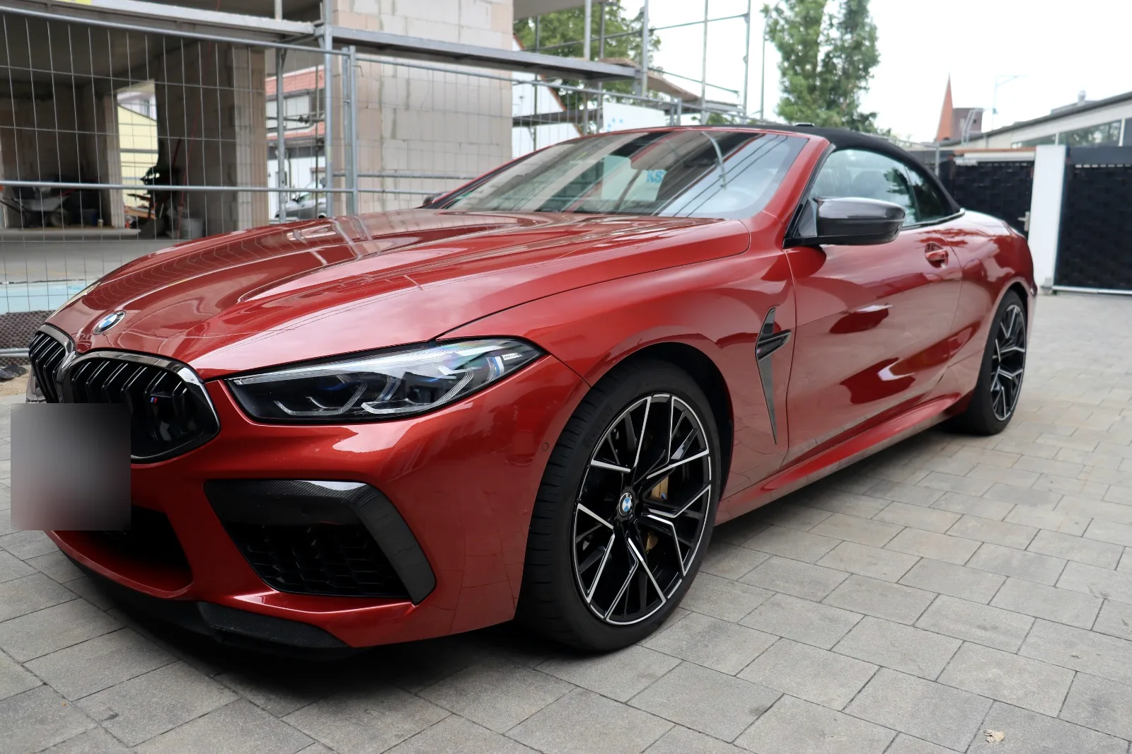 Rotes BMW M8 Cabrio bei der Dokumentation des Fahrzeugzustands