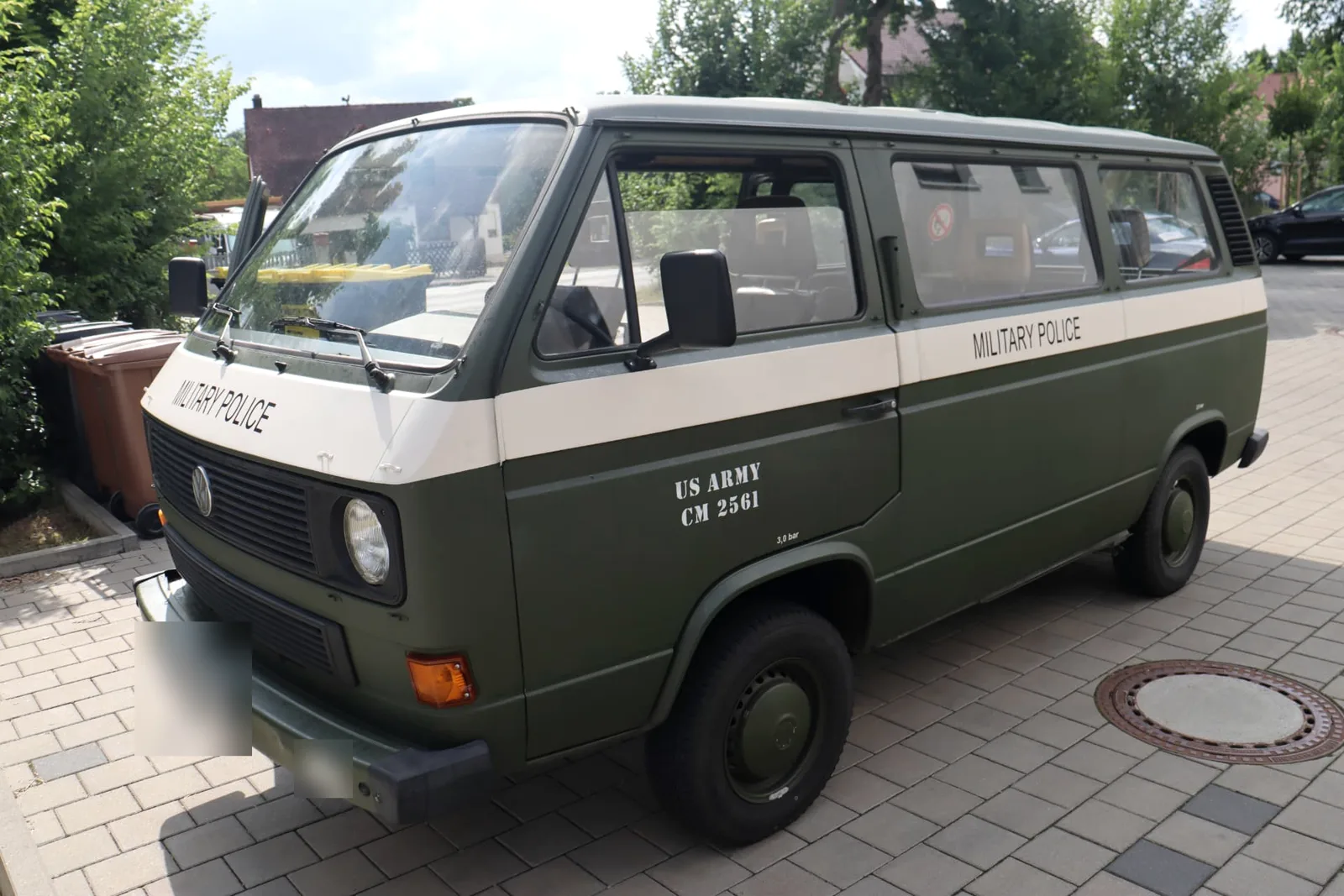 VW T3 Bus im Military-Police-Design bei der Fahrzeugaufnahme